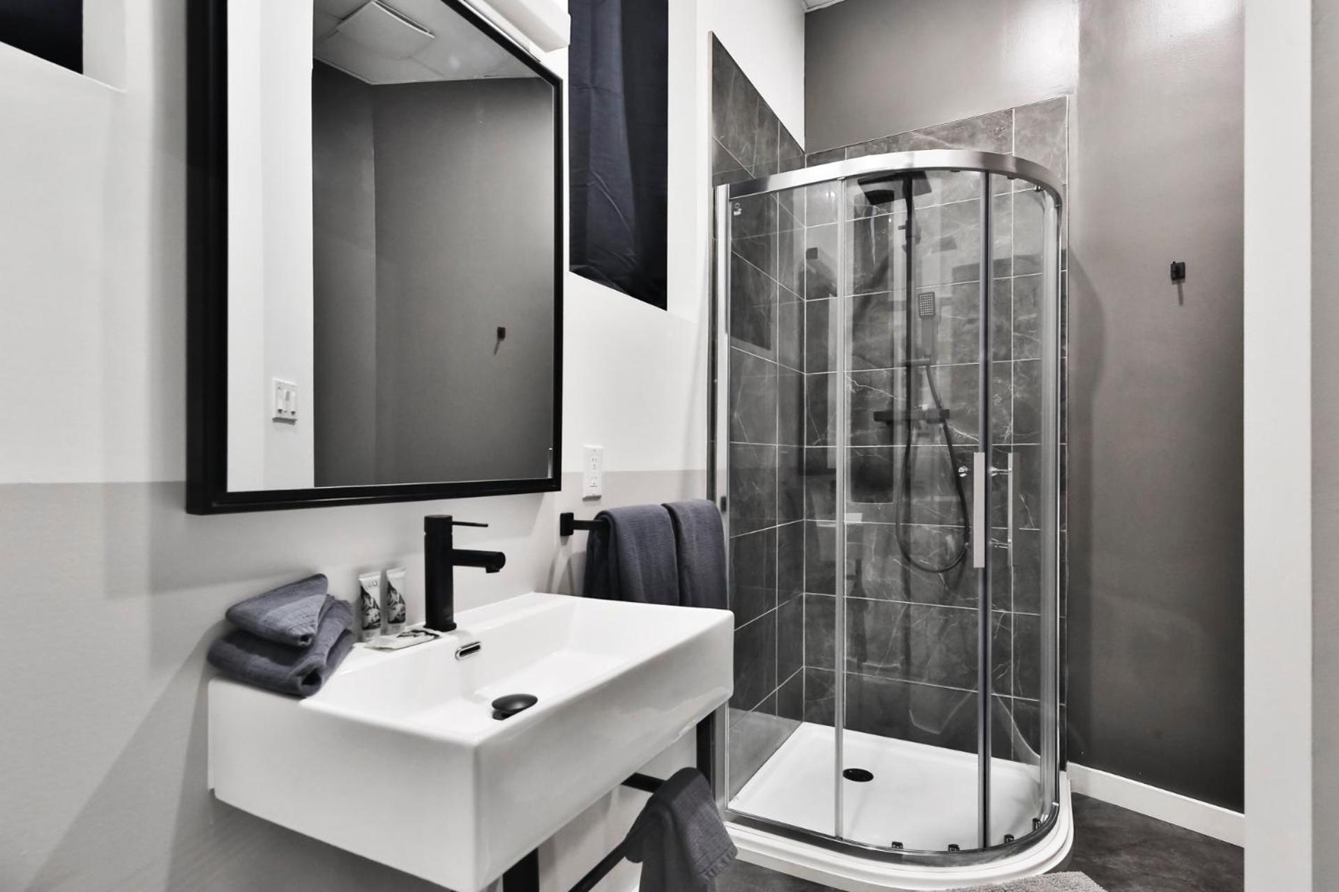 Pod Hotel Montréal Esterno foto
